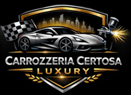 Logo della Carrozzeria Certosa: auto di lusso, bandiera a scacchi, pistola a spruzzo, skyline, oro, nero, argento.