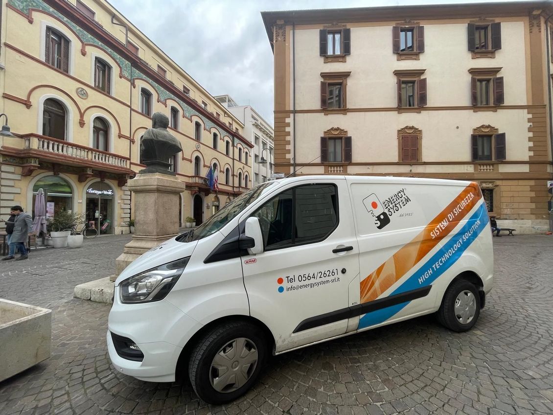 un gruppo di persone è seduto a un tavolo e guarda grafici e tabelle.