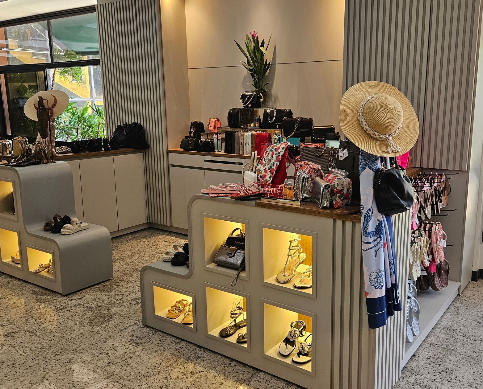 Uma loja cheia de sapatos e chapéus.