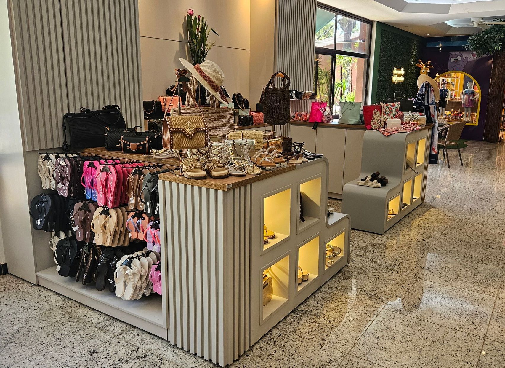 Uma loja cheia de sapatos e bolsas.