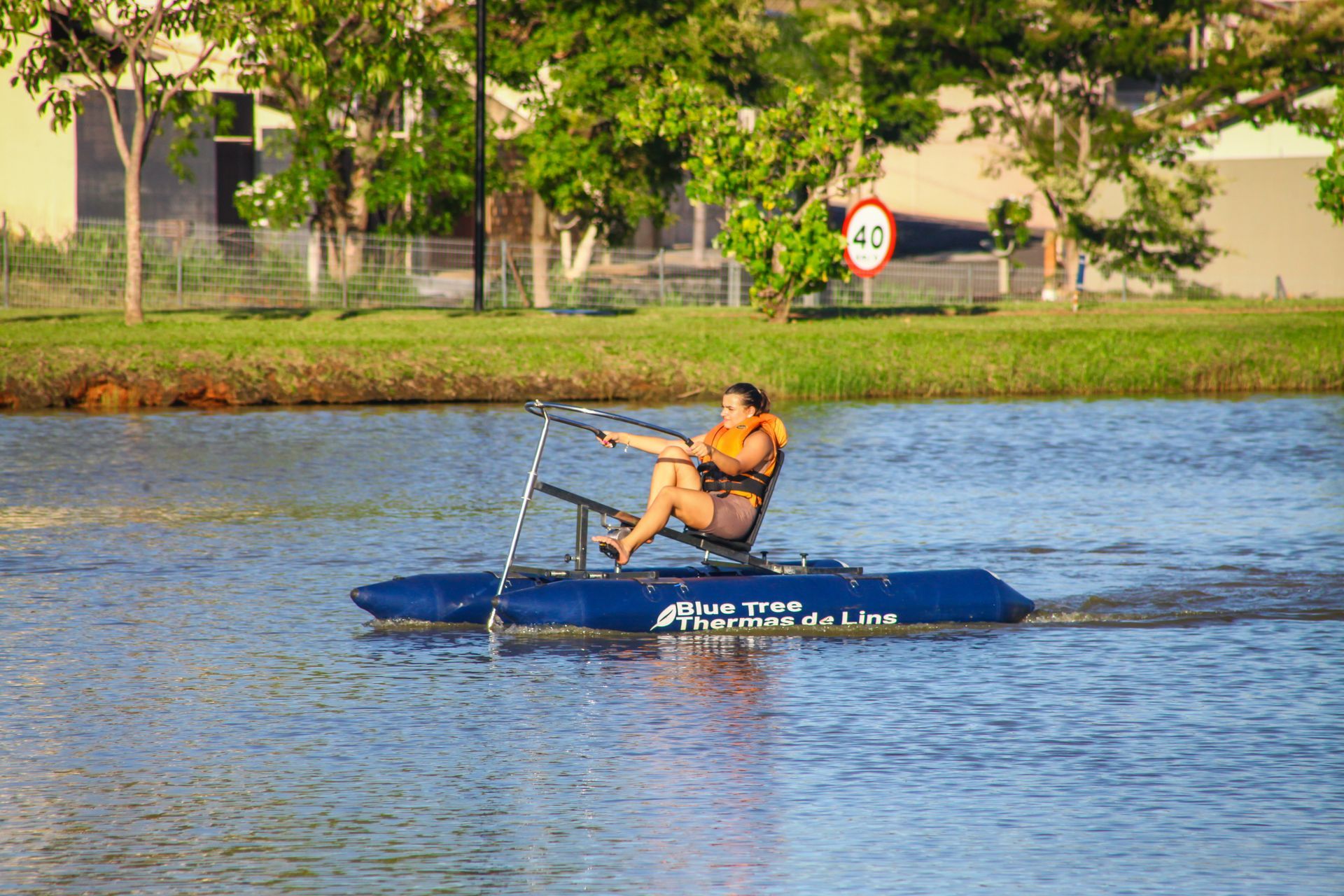 Um homem está andando de pedalinho em um lago.