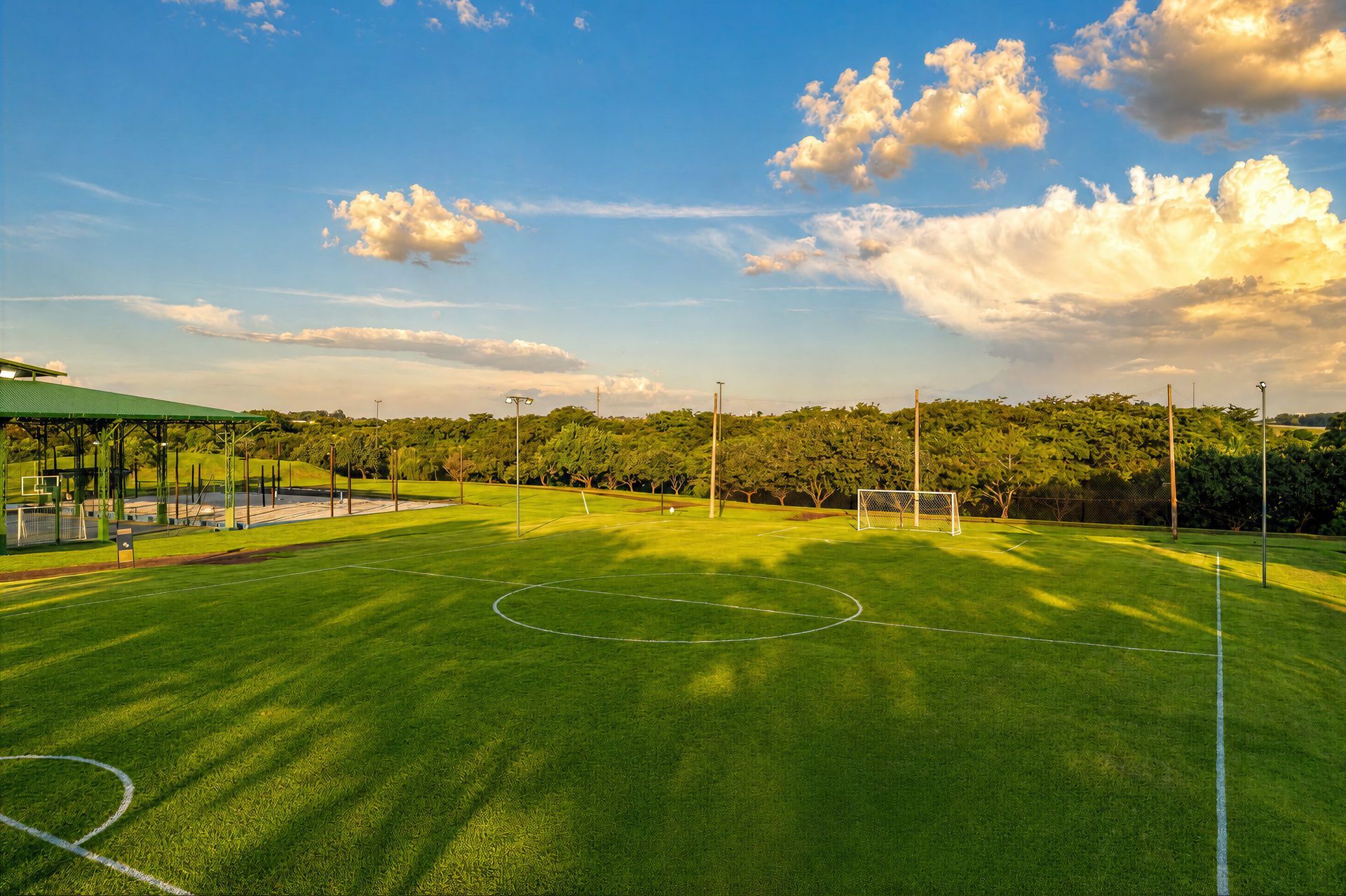 Um campo de futebol com um gol no meio.