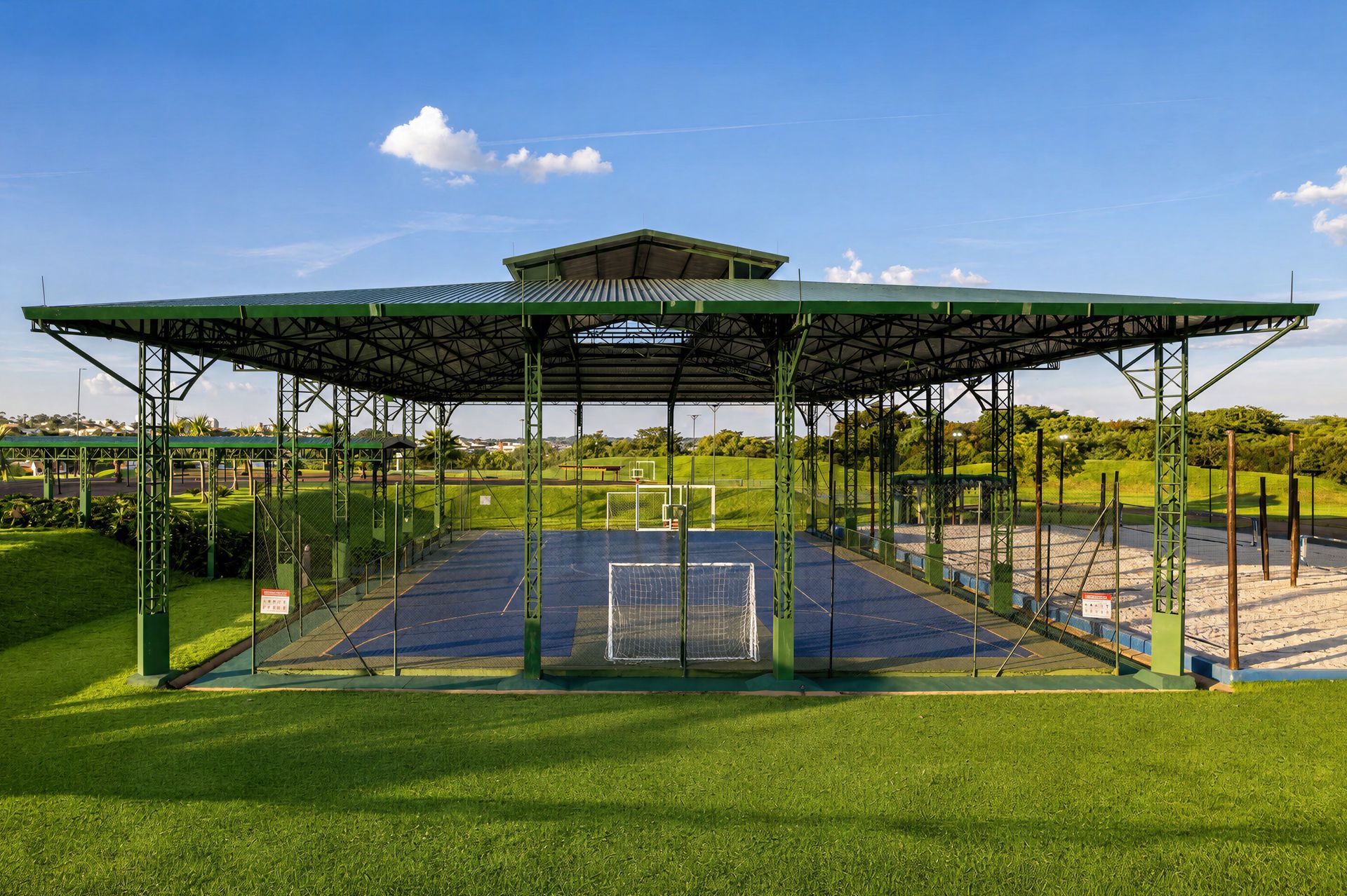 Uma vista aérea de uma quadra de vôlei com um telhado verde em um parque.