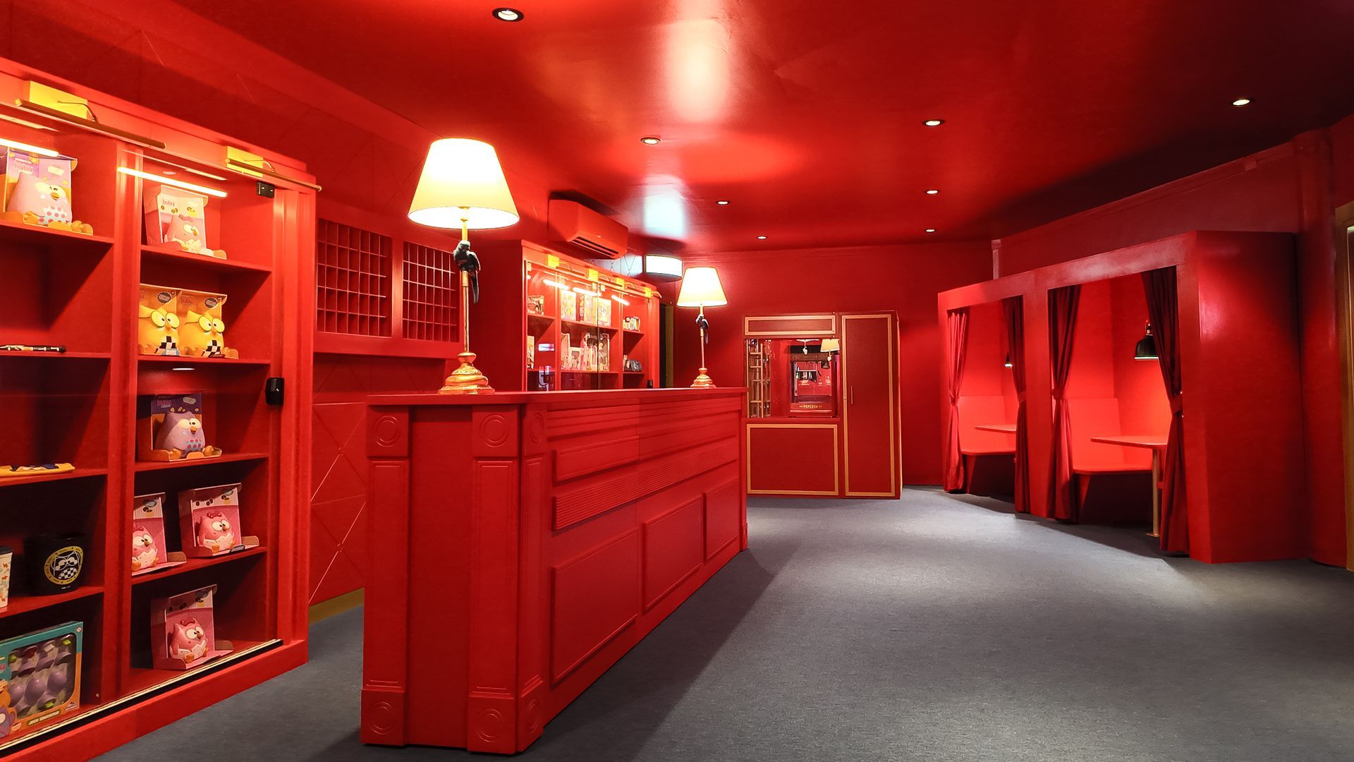 Uma sala com paredes vermelhas e um balcão vermelho