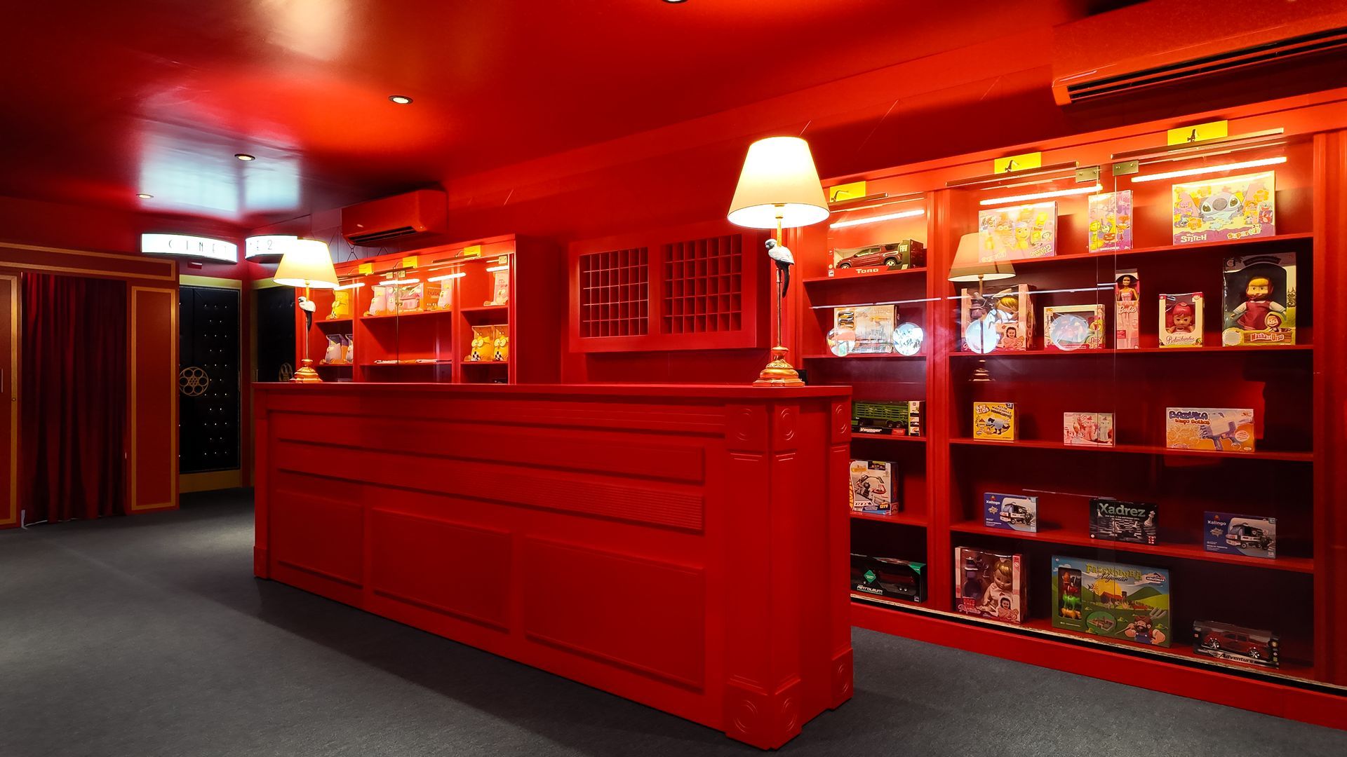 Um balcão vermelho em uma sala com muitas prateleiras
