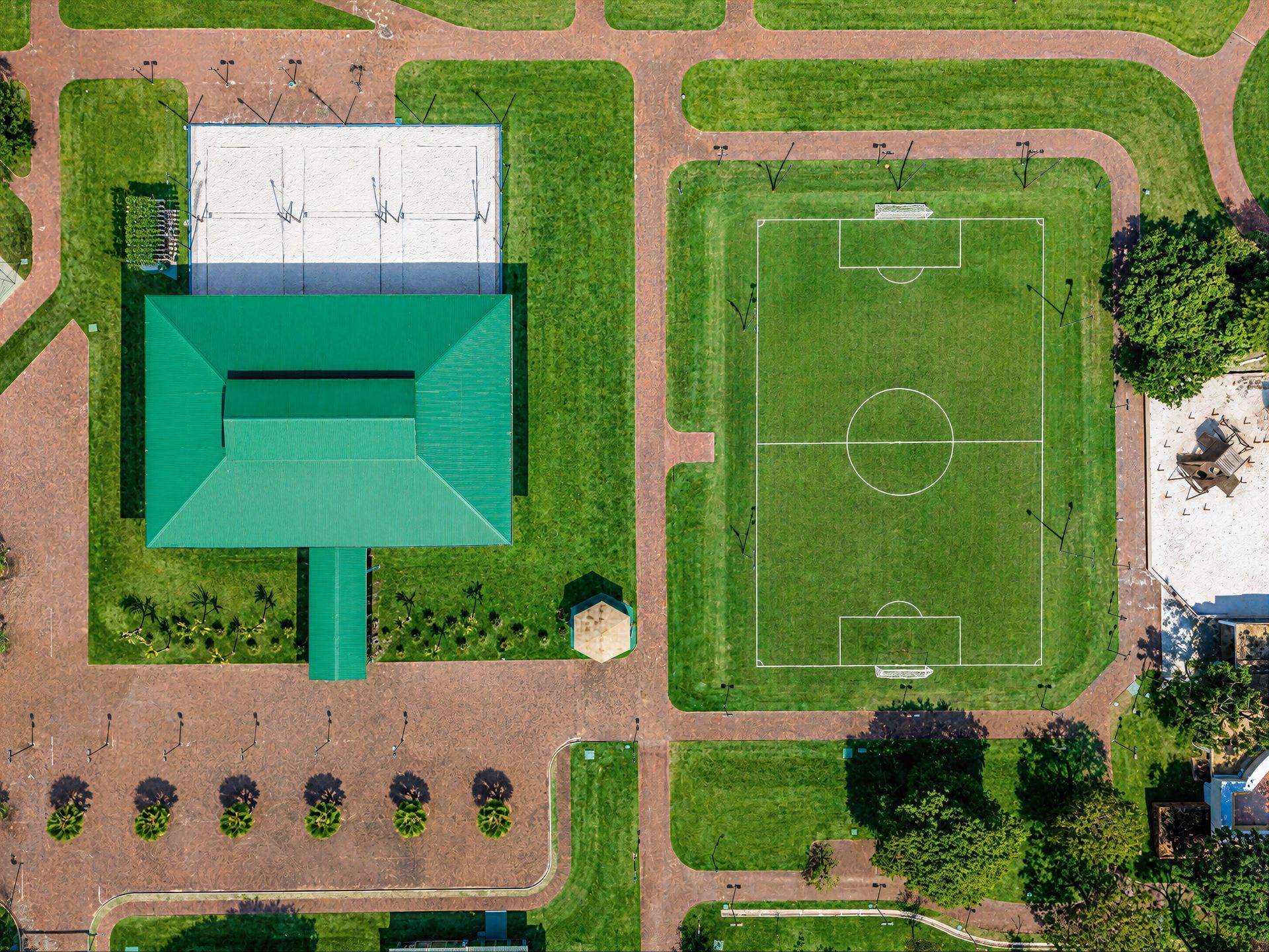 Uma área de piquenique em um parque com árvores e um mirante