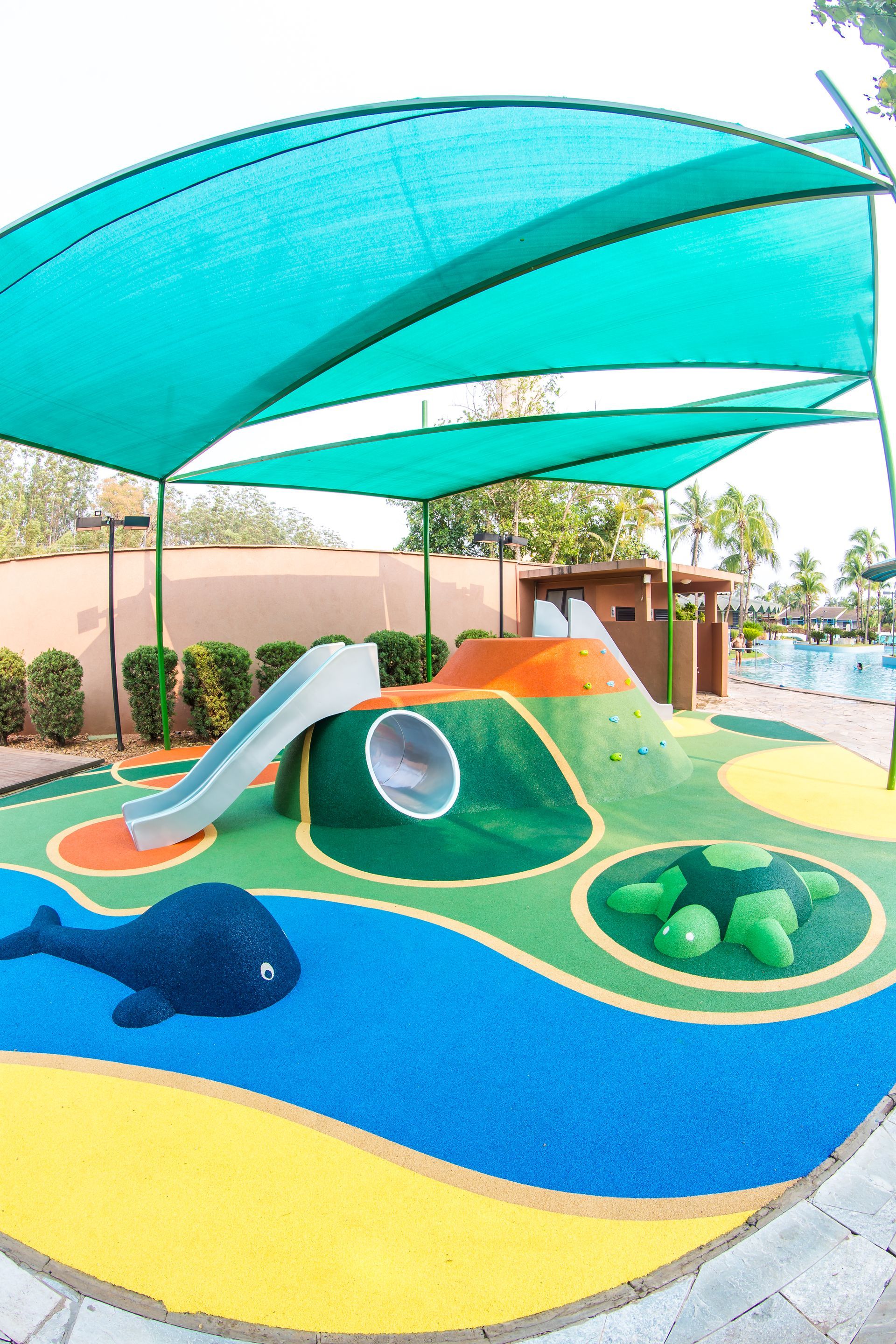 Um parque infantil com um escorregador e uma baleia.