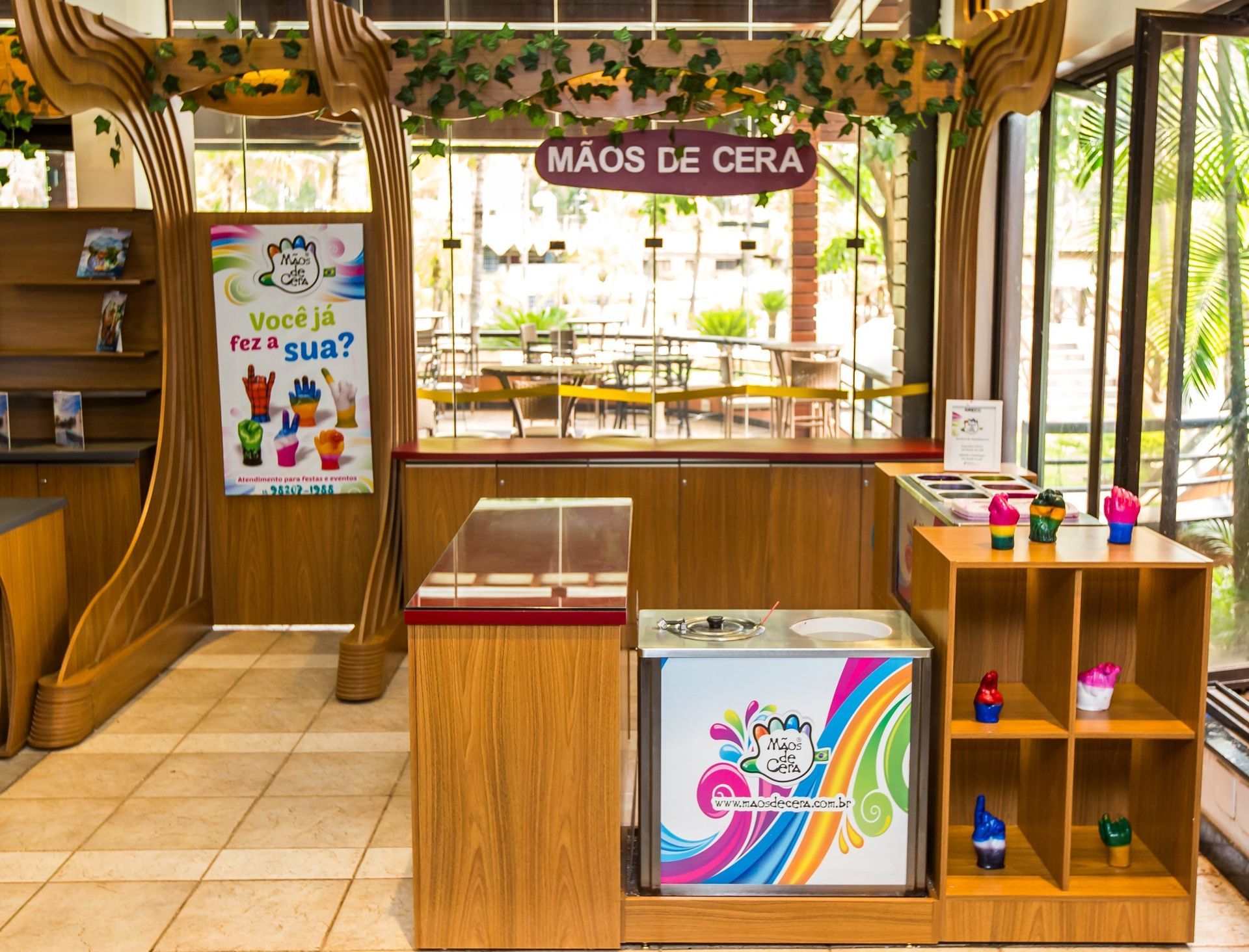 Uma loja com uma placa que diz mãos de cera