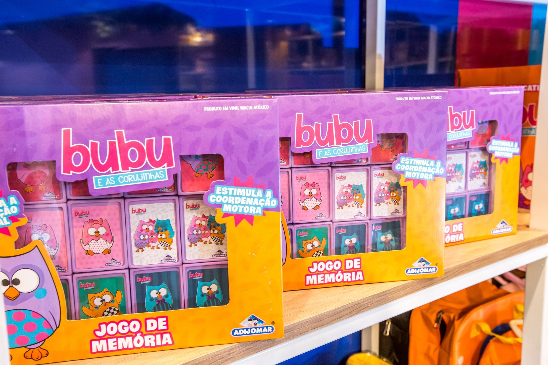 Um monte de caixas de brinquedos bubu estão em uma prateleira.