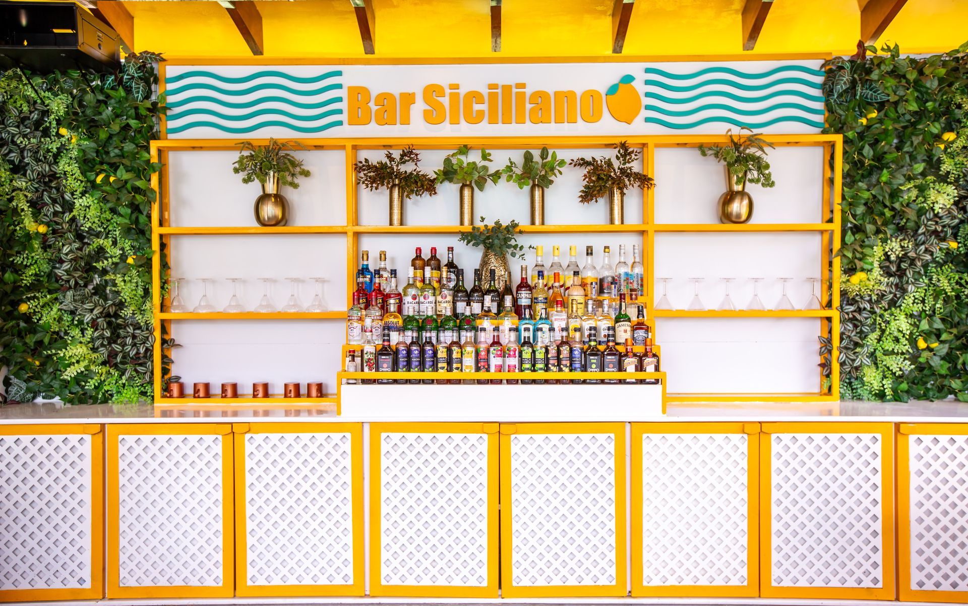 Um bar com uma placa que diz bar siciliano