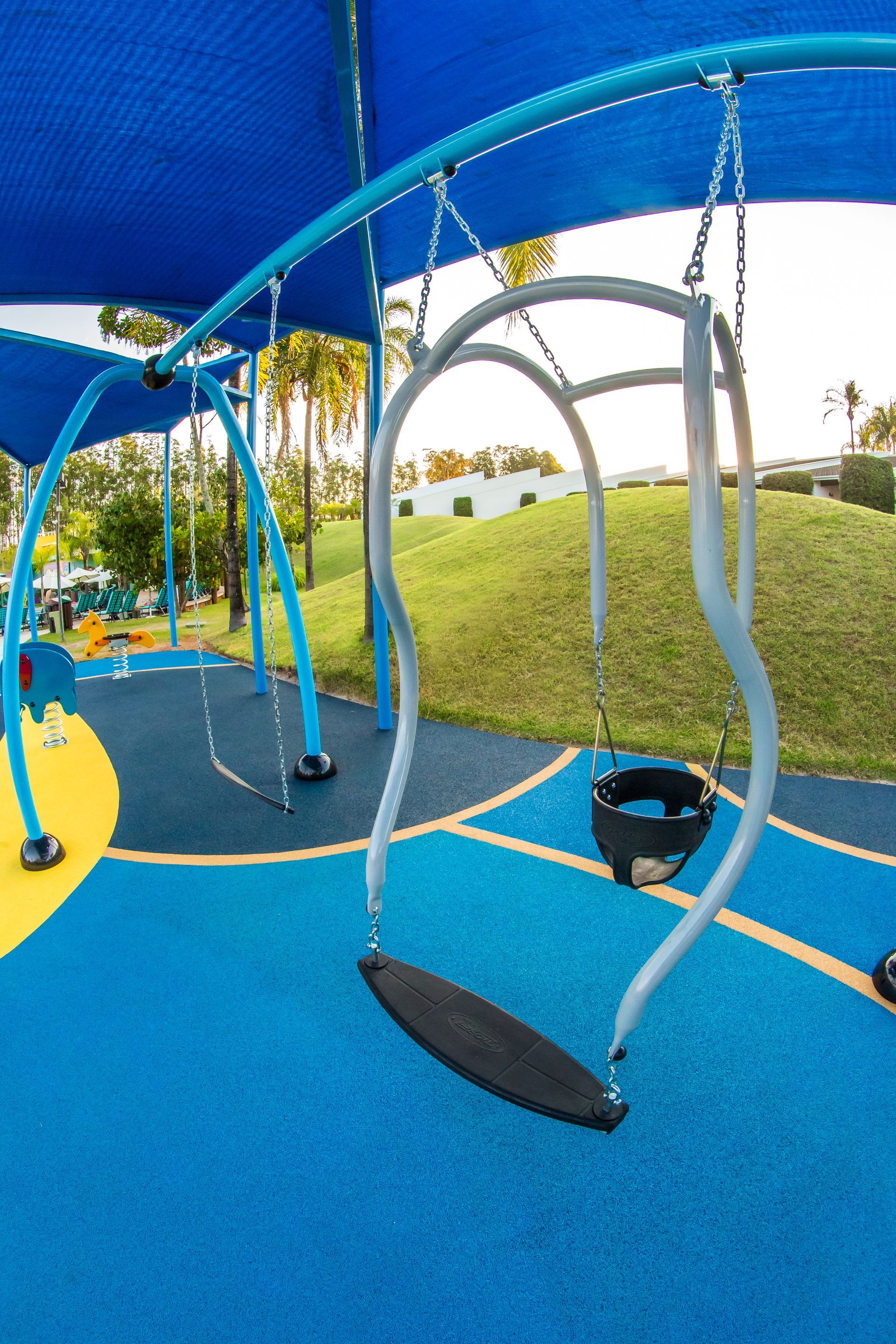 Dois balanços estão pendurados em correntes em um playground