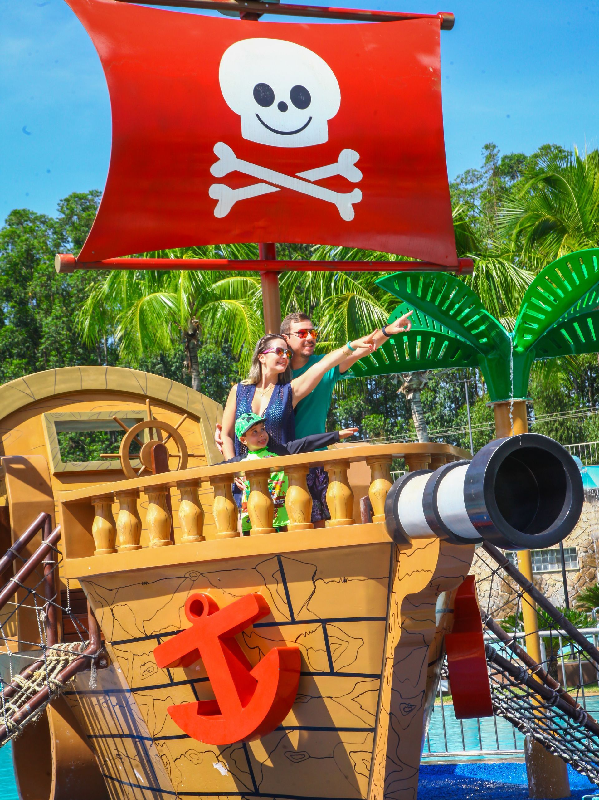 Algumas pessoas em cima de um navio pirata.