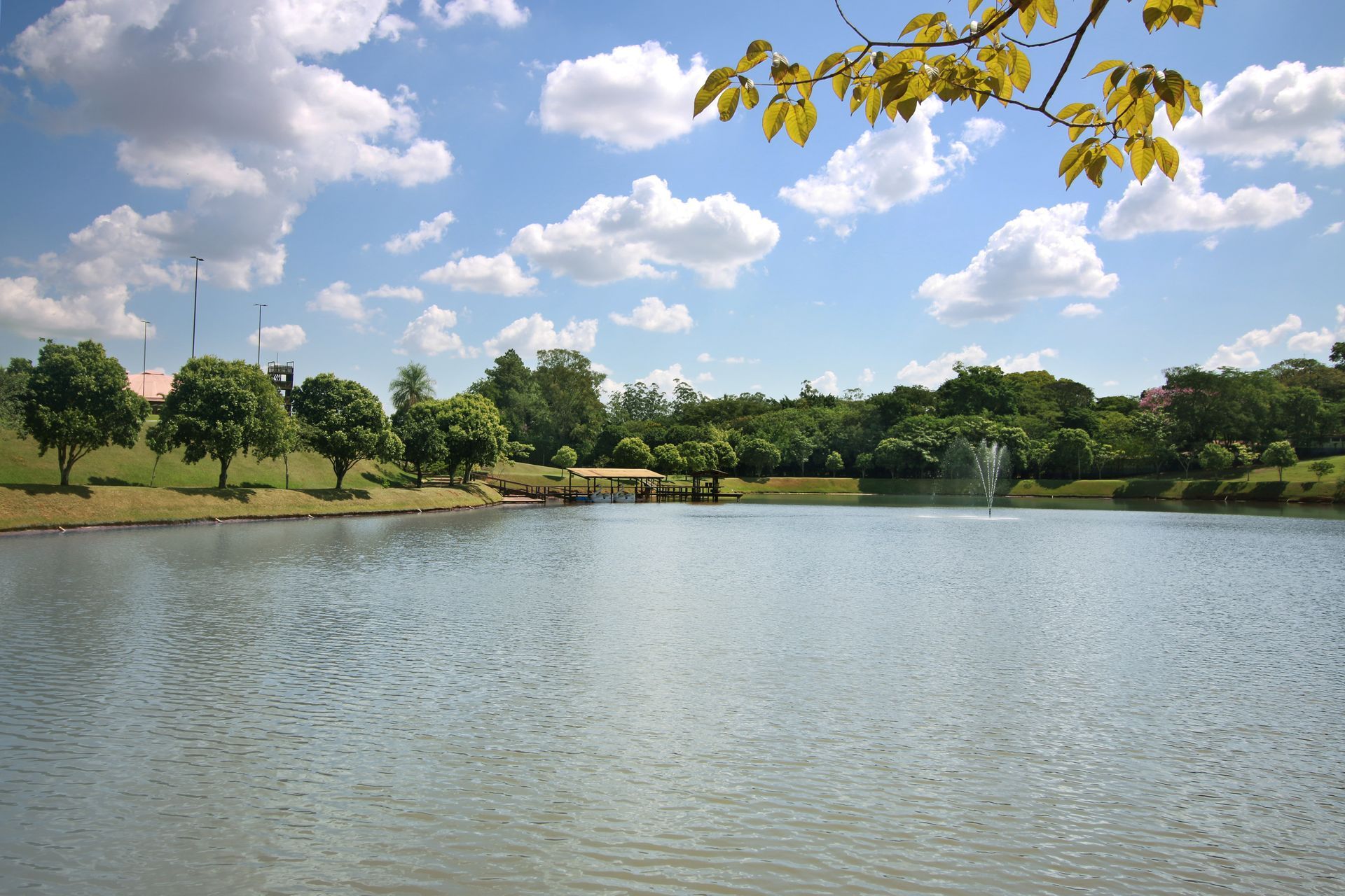 Um lago com uma fonte no meio