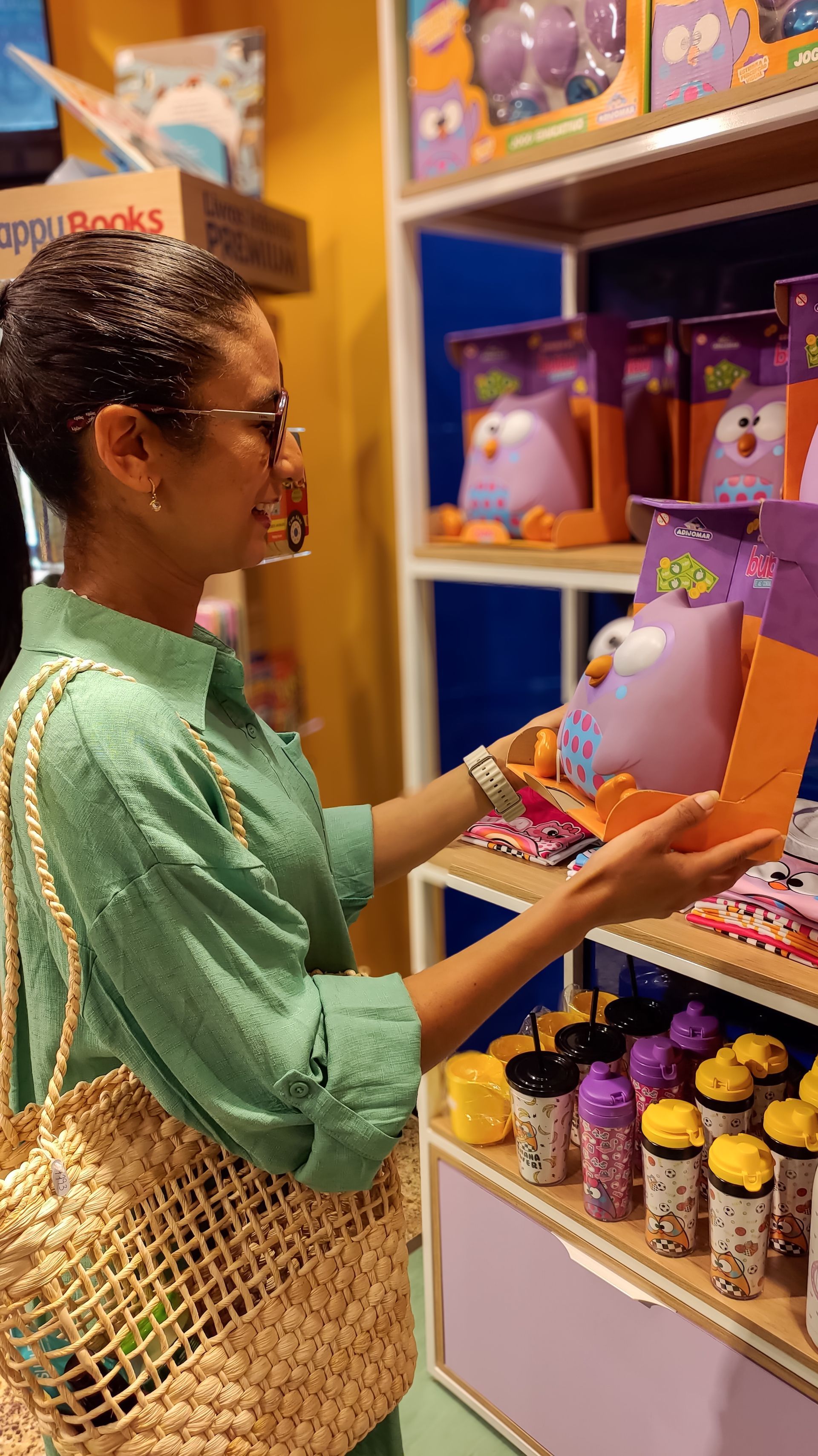 Uma mulher está olhando brinquedos em uma loja.