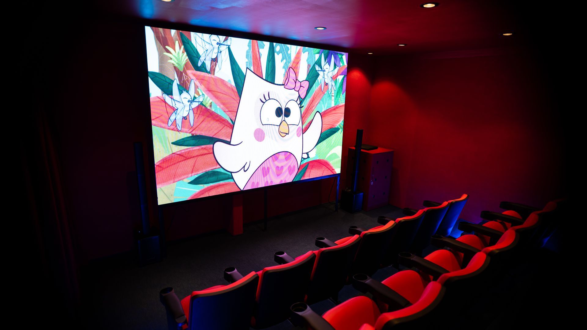 Um cinema com um desenho animado na tela