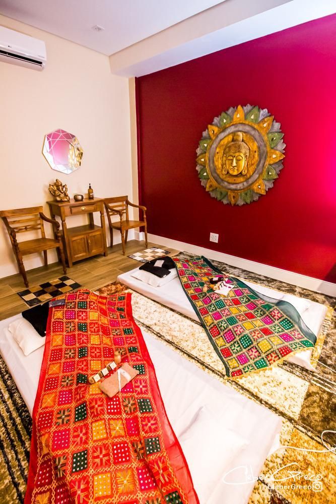 Um quarto com duas camas e espelho na parede.