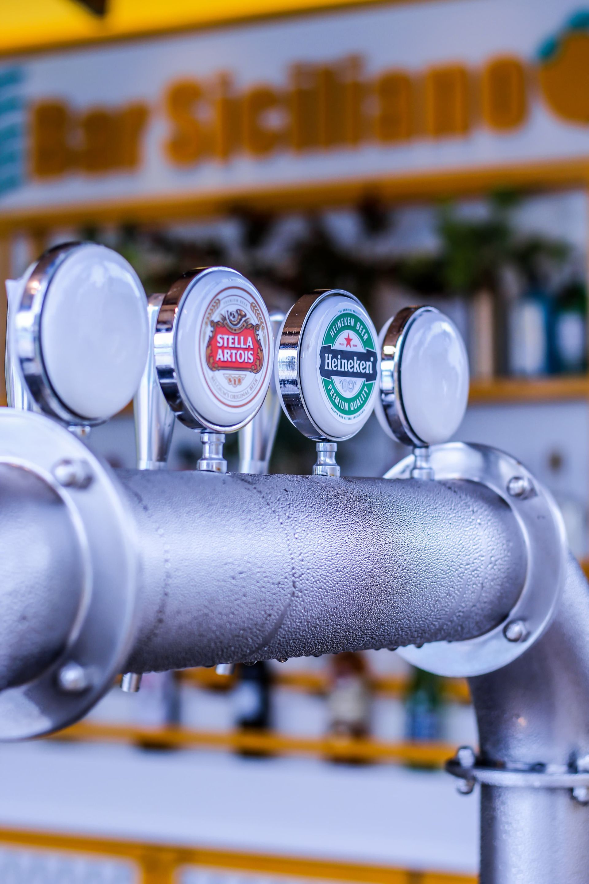 Um close de uma torneira de cerveja em um bar.
