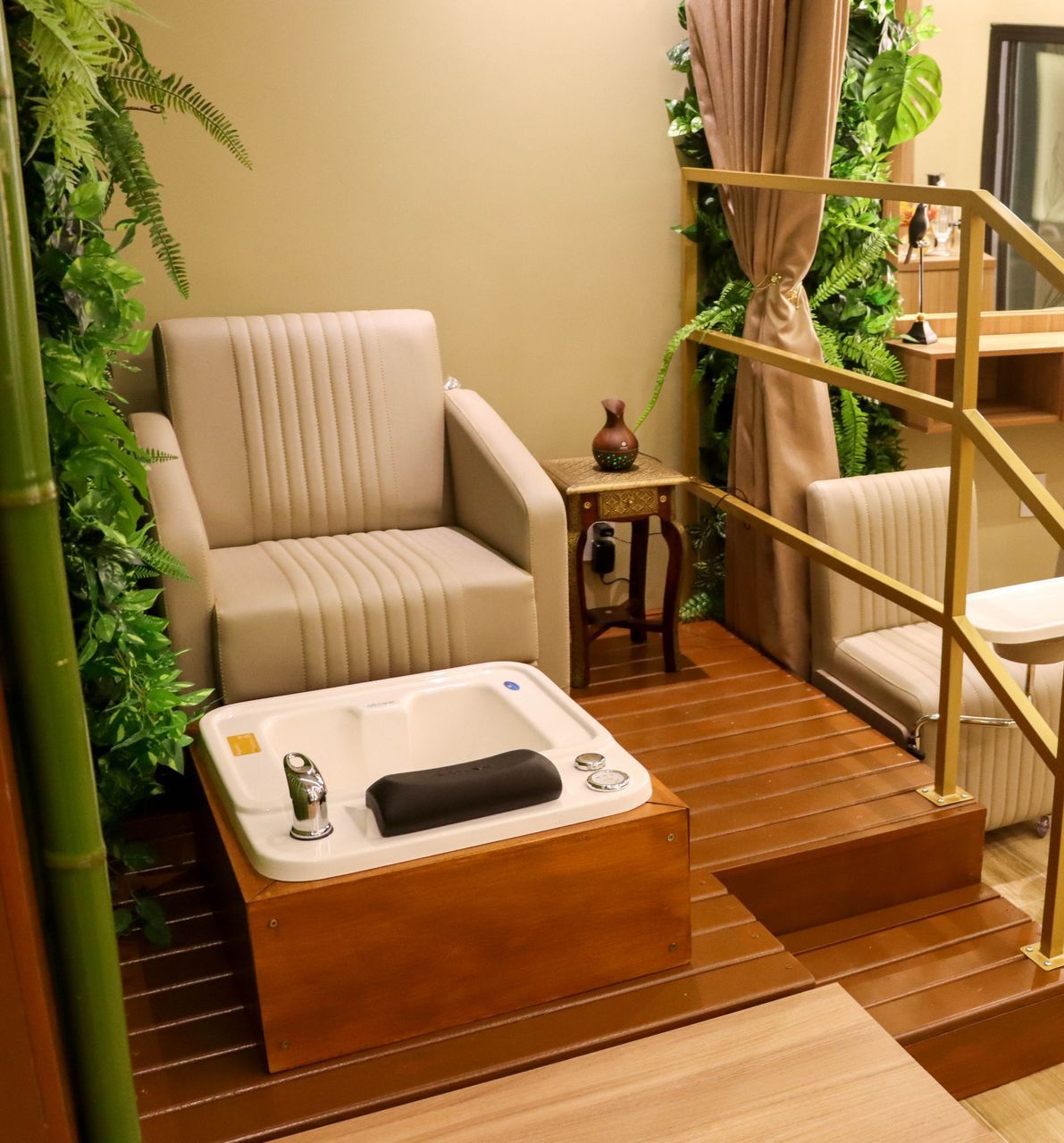 Uma sala com uma cadeira e uma banheira no chão