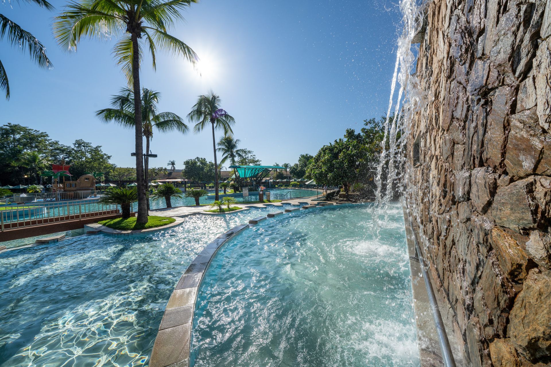 Uma cachoeira está caindo em uma piscina.
