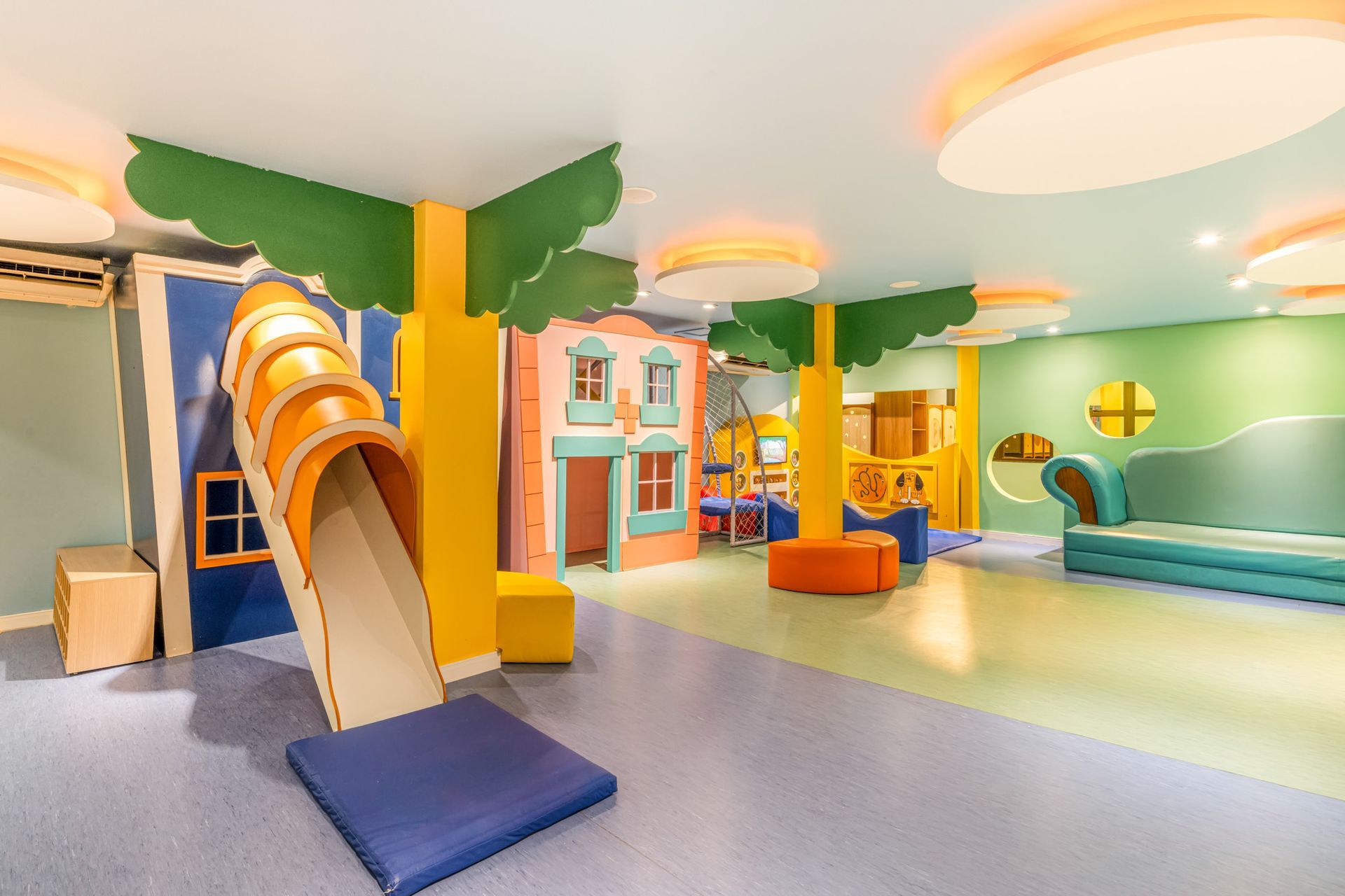 Uma área recreativa infantil com trem e ônibus