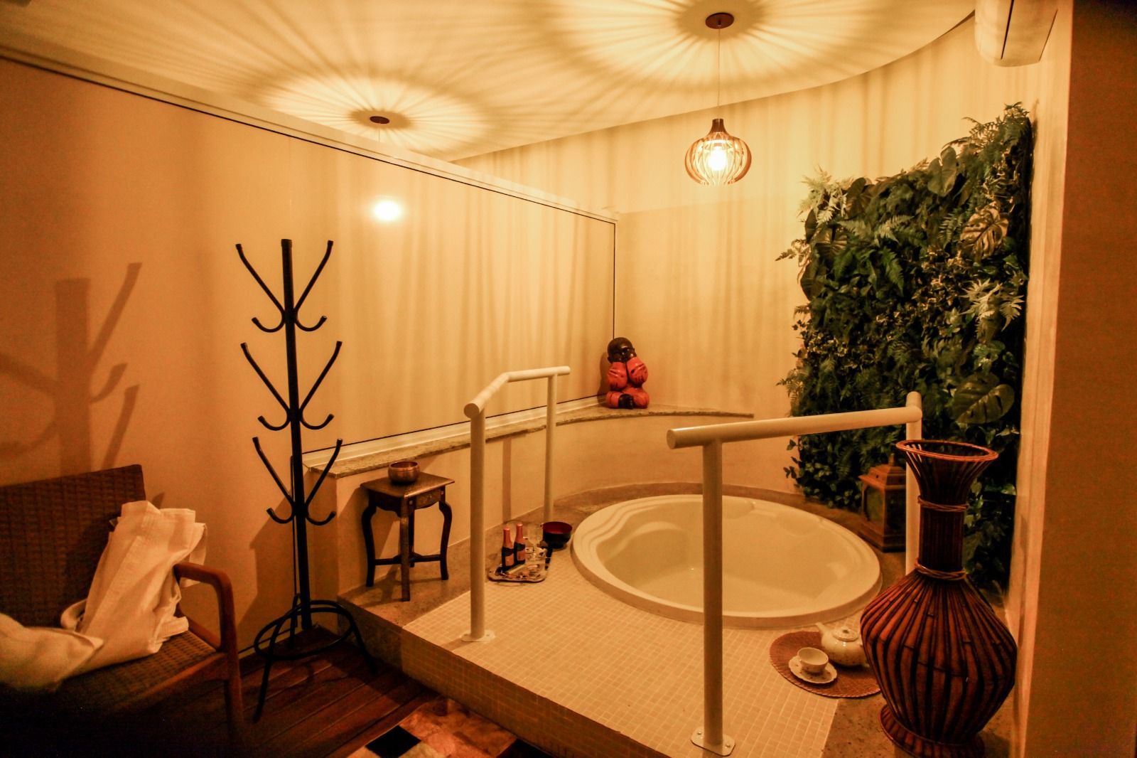 Uma casa de banho com banheira jacuzzi e um sofá.