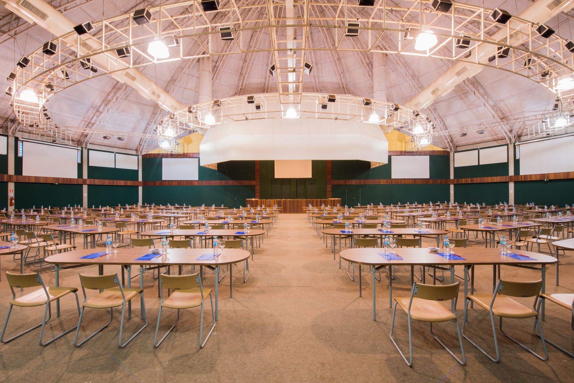 Uma sala grande com mesas e cadeiras