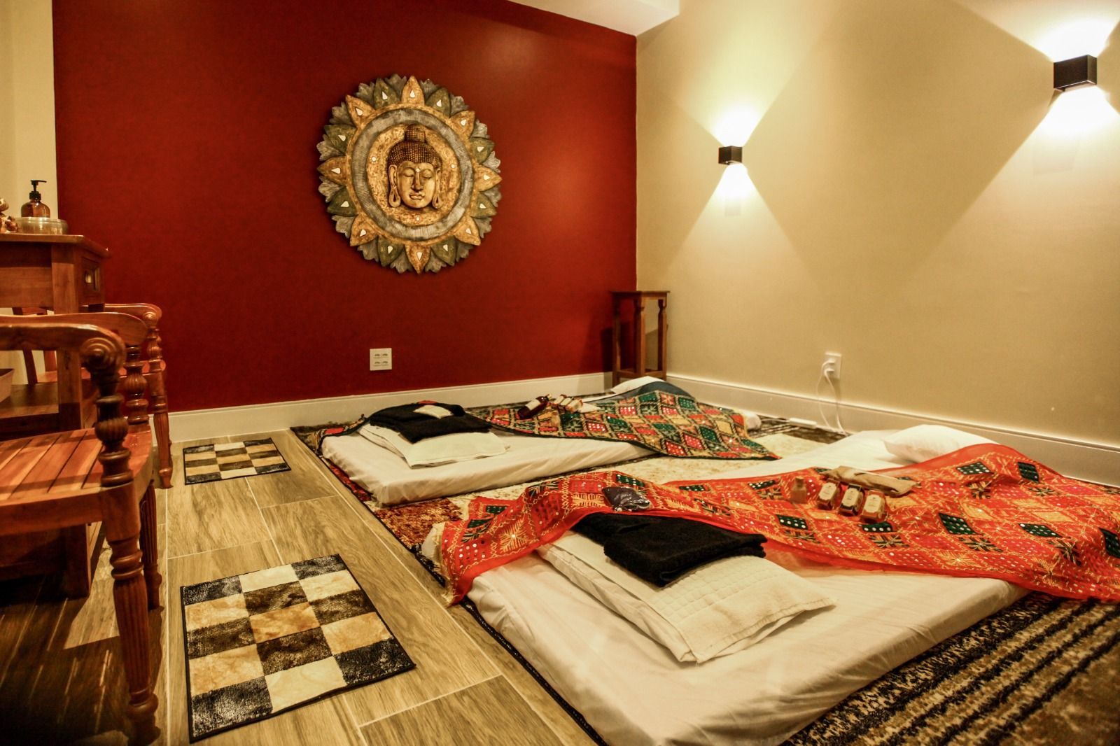 Um quarto com duas camas e um quadro na parede.