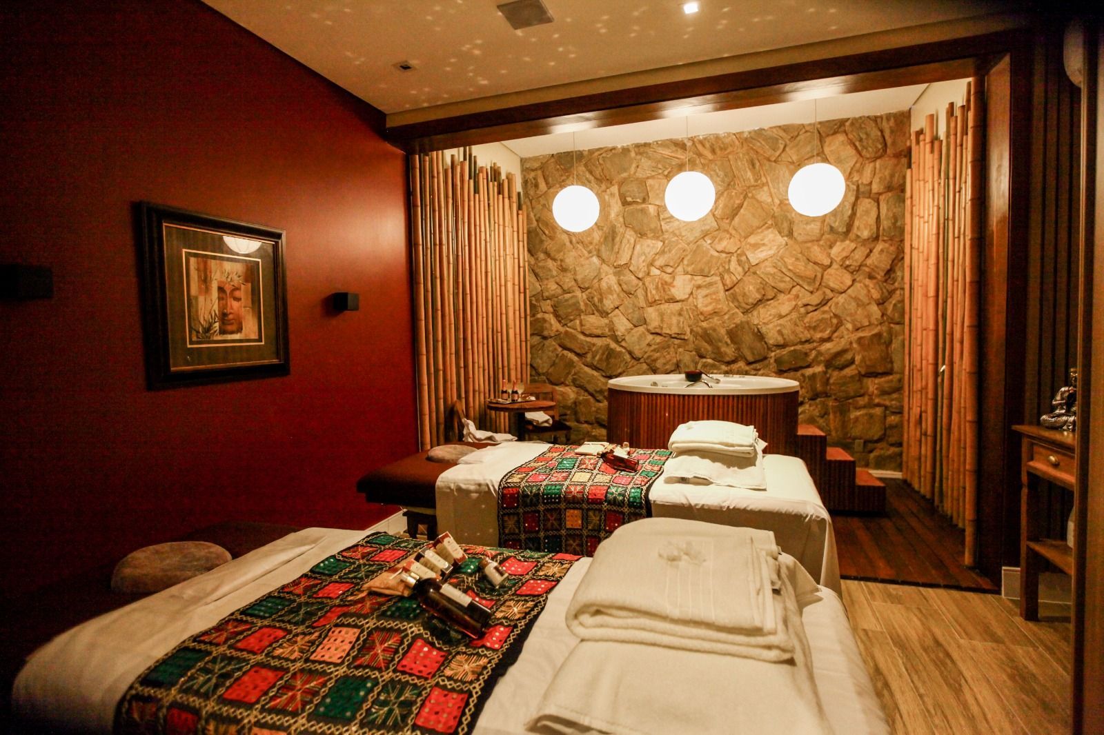 Um quarto com duas camas e jacuzzi