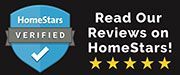 Un bouclier bleu avec une coche dessus et les mots « lisez nos avis sur homestars ».