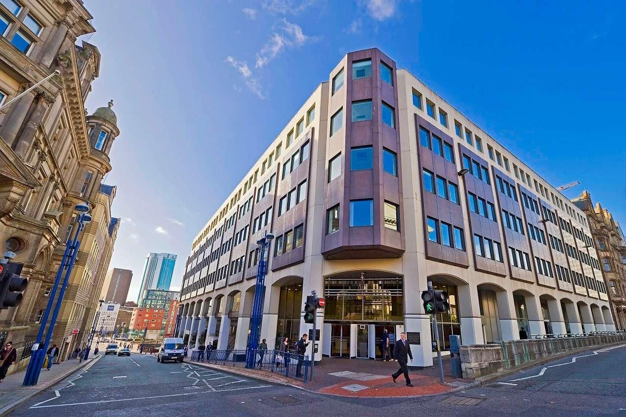 Professional commercial cleaners in London providing office cleaning services – Complete Clean Management