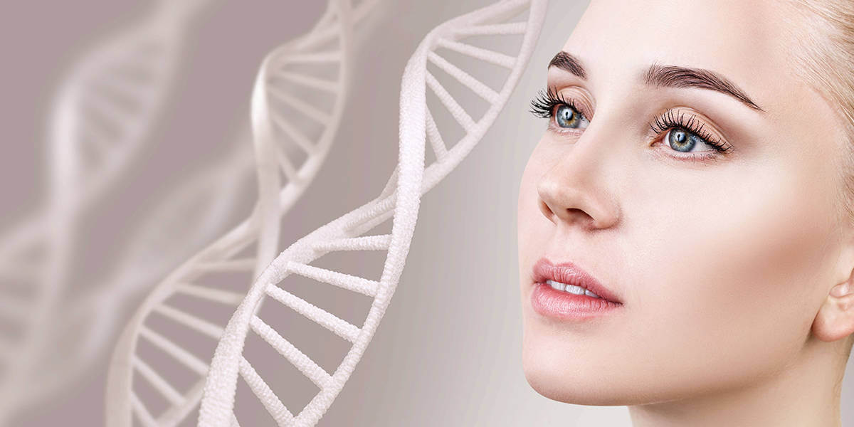 Femme à la peau claire regardant vers le haut, avec un brin d'ADN en arrière-plan, faisant la promotion de soins de la peau.