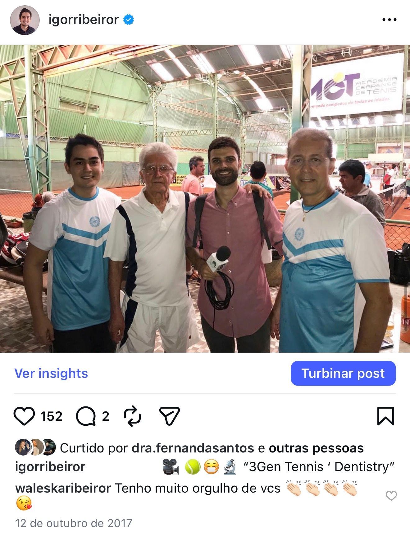 Quatro pessoas posando juntas em uma quadra de tênis. Uma delas segura um microfone, representando três gerações da odontologia.