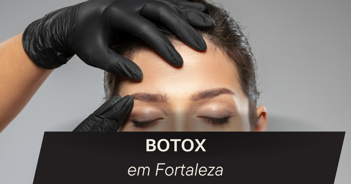 Eine Person lässt sich in Fortaleza, Brasilien, Botox spritzen. Ihre Hände in schwarzen Handschuhen berühren ihre Stirn.