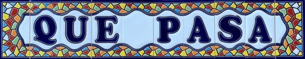 a sign that says que pasa on it