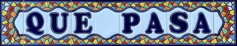a sign that says que pasa on it
