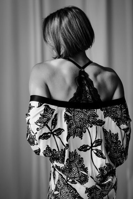 Ein Schwarzweissfoto einer Frau in einem geblümten Kleid
