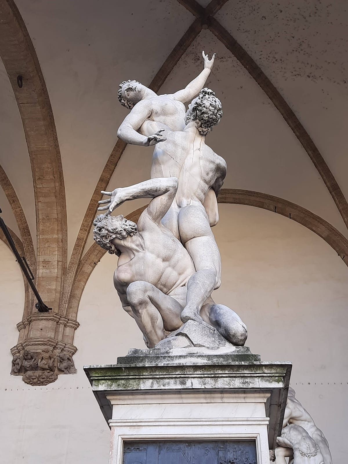 Pubblicità per la giornata delle porte aperte: Geko Art Studio. Date/orari esposti; artista che dipinge con il pennello, disegna una figura, scolpisce una testa.