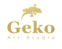 Logo dorato: sagoma di geco sopra 