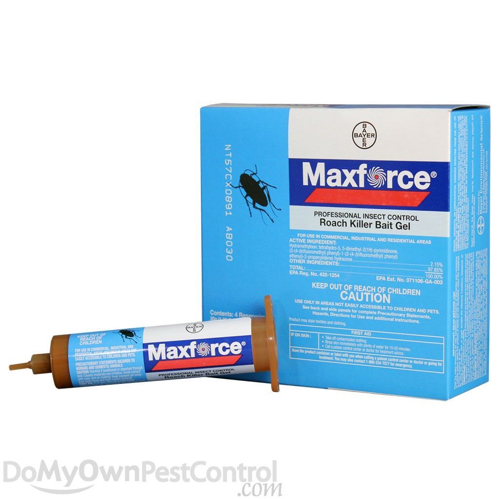 Une boîte bleue de gel anti-cafards Maxforce avec un tube applicateur assorti en forme de seringue sur fond blanc.