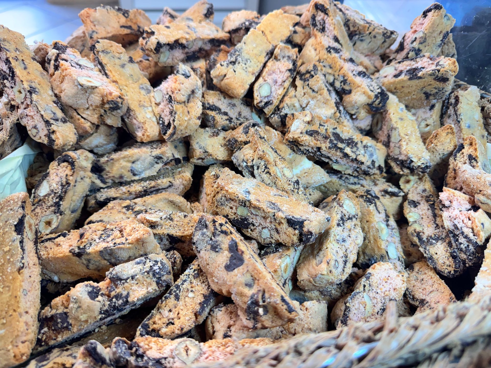 Un mucchio di pezzi di carne o tofu arrostiti, dorati e carbonizzati, impilati in un vassoio.