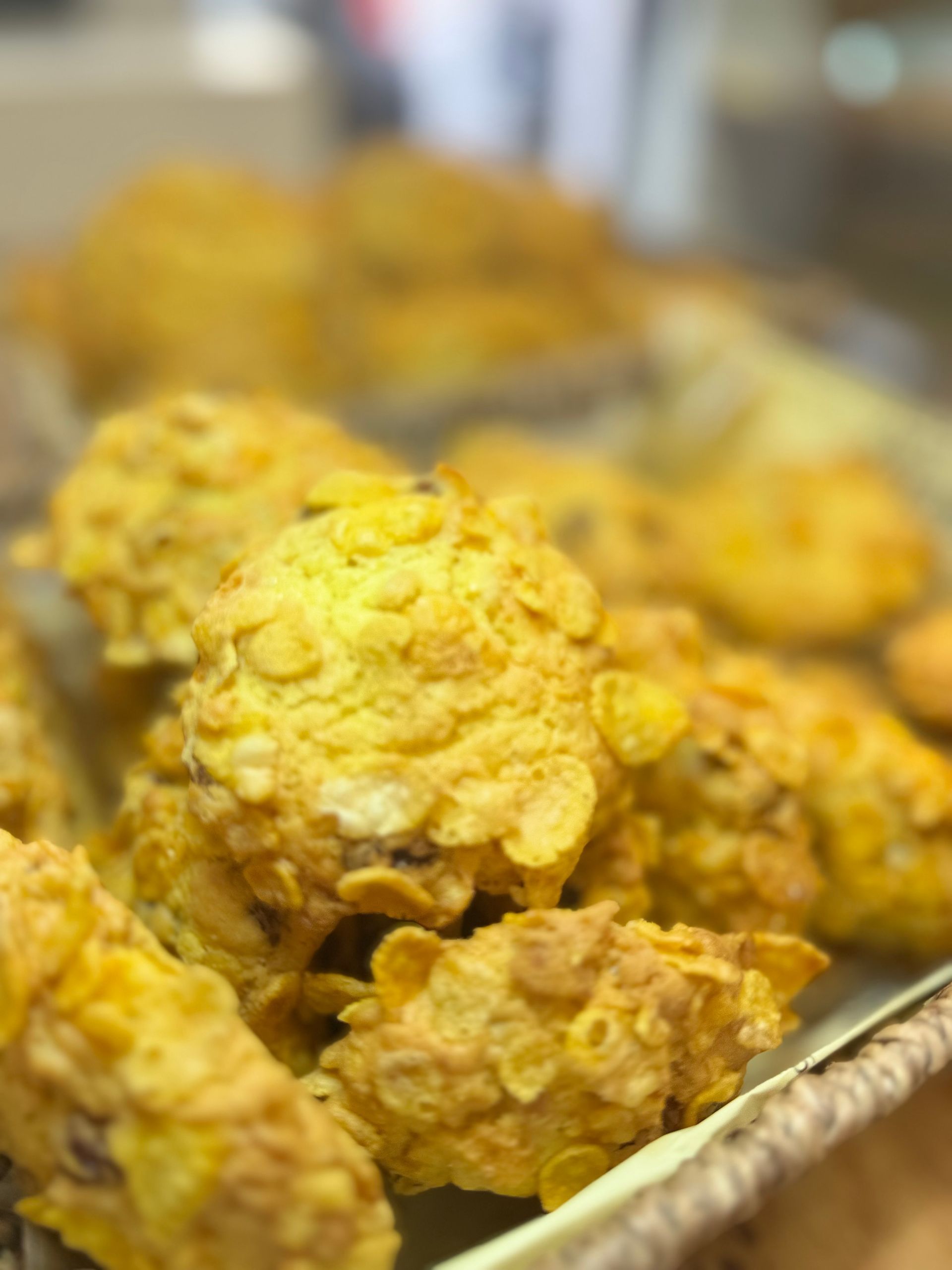 Vassoio di frittelle dorate impilate in un piatto da portata