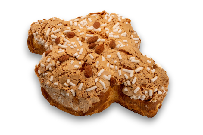 Due pasticcini con la copertura di mandorle impilati su uno sfondo bianco.