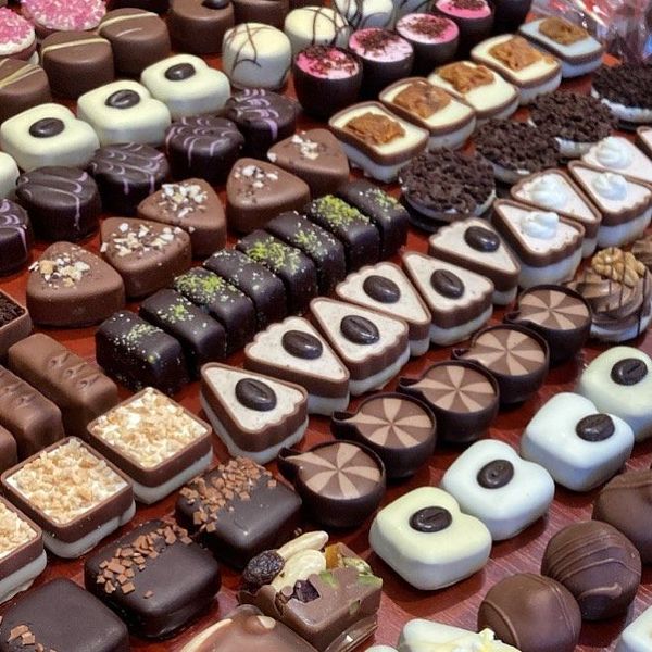 Een verscheidenheid aan chocolaatjes staat op een tafel