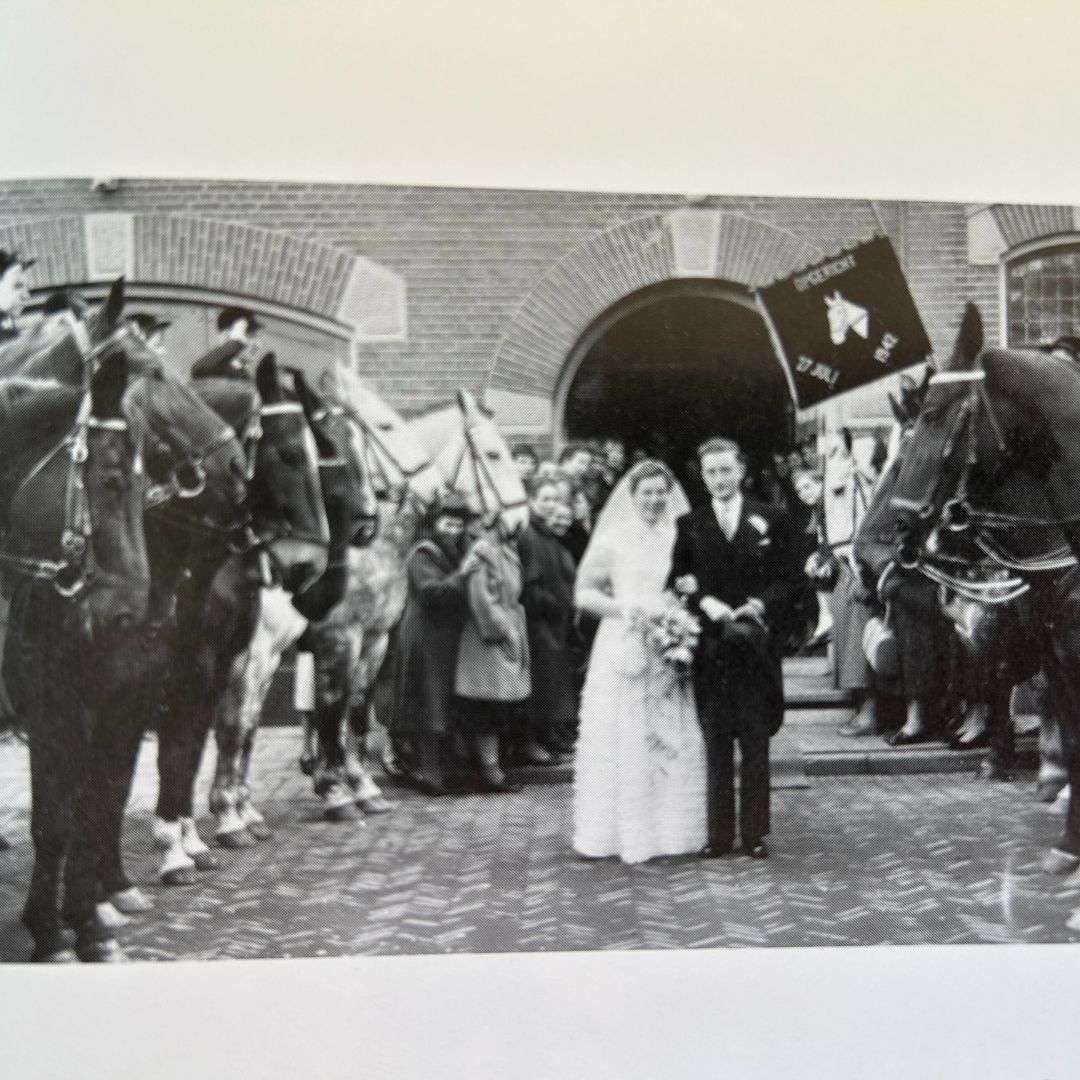 Historisch evenement bij Amicitia Lekkerkerk met feestende gasten