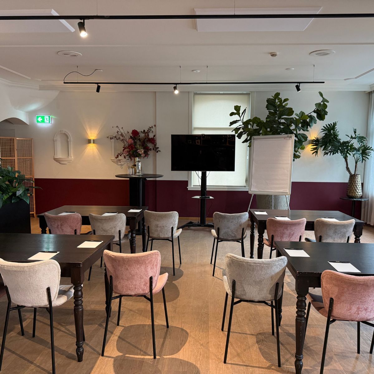 Schoolopstelling voor training of zakelijke presentatie bij Amicitia Lekkerkerk