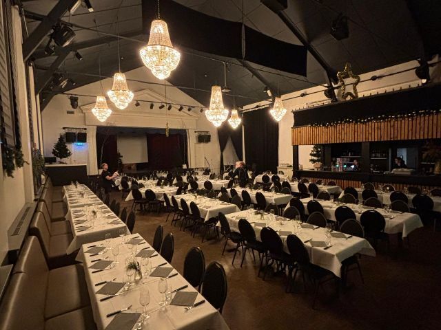 Grote zaal van Amicitia Lekkerkerk ingericht voor een feest