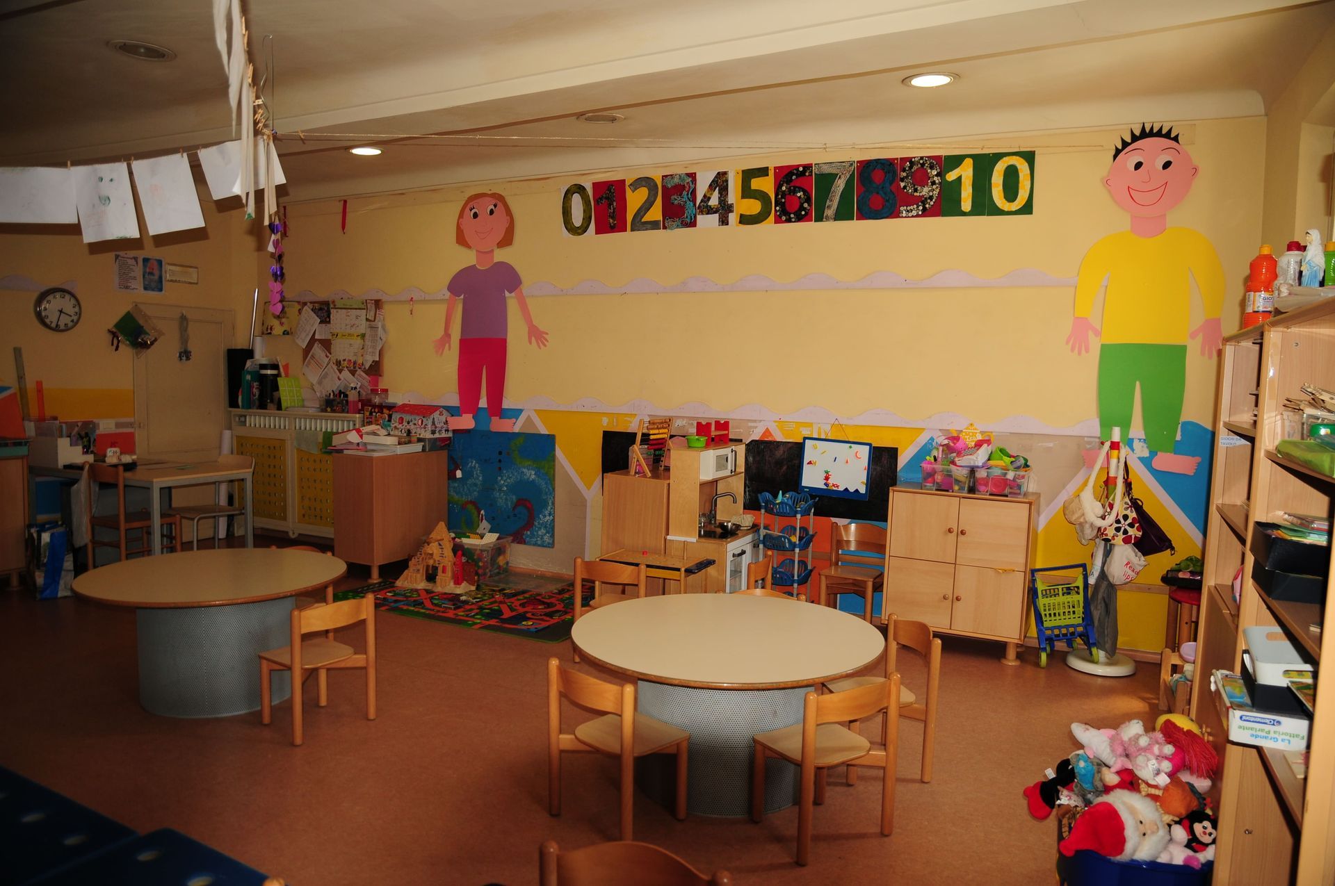 Un'aula con tavoli e sedie e numeri sul muro