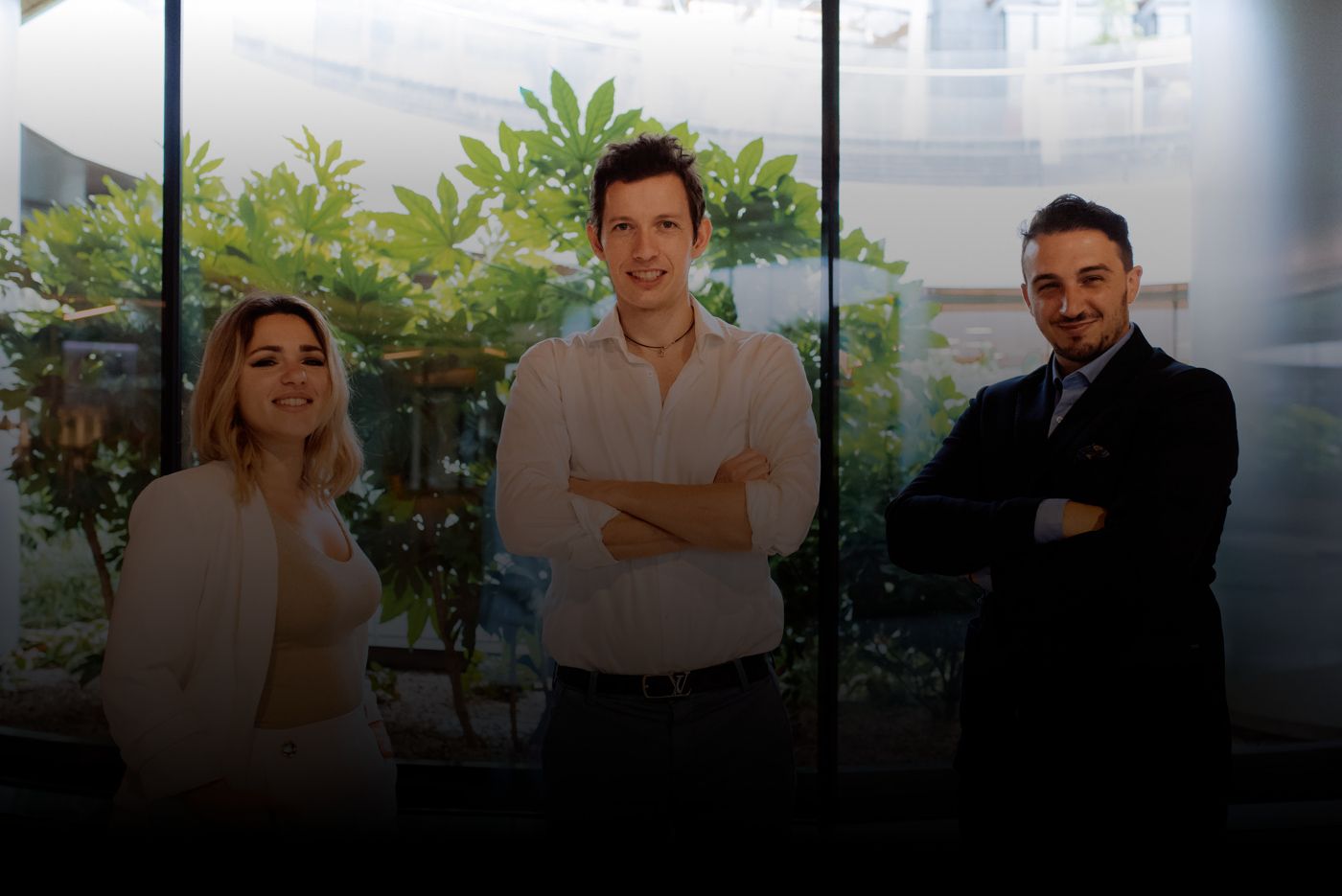 Un gruppo di persone è seduto attorno a un tavolo in una stanza.
