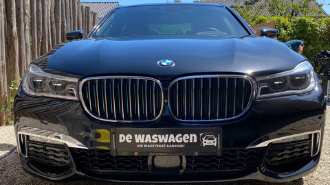 Reinigen van een grote SUV op locatie in Laren door Dewaswagen