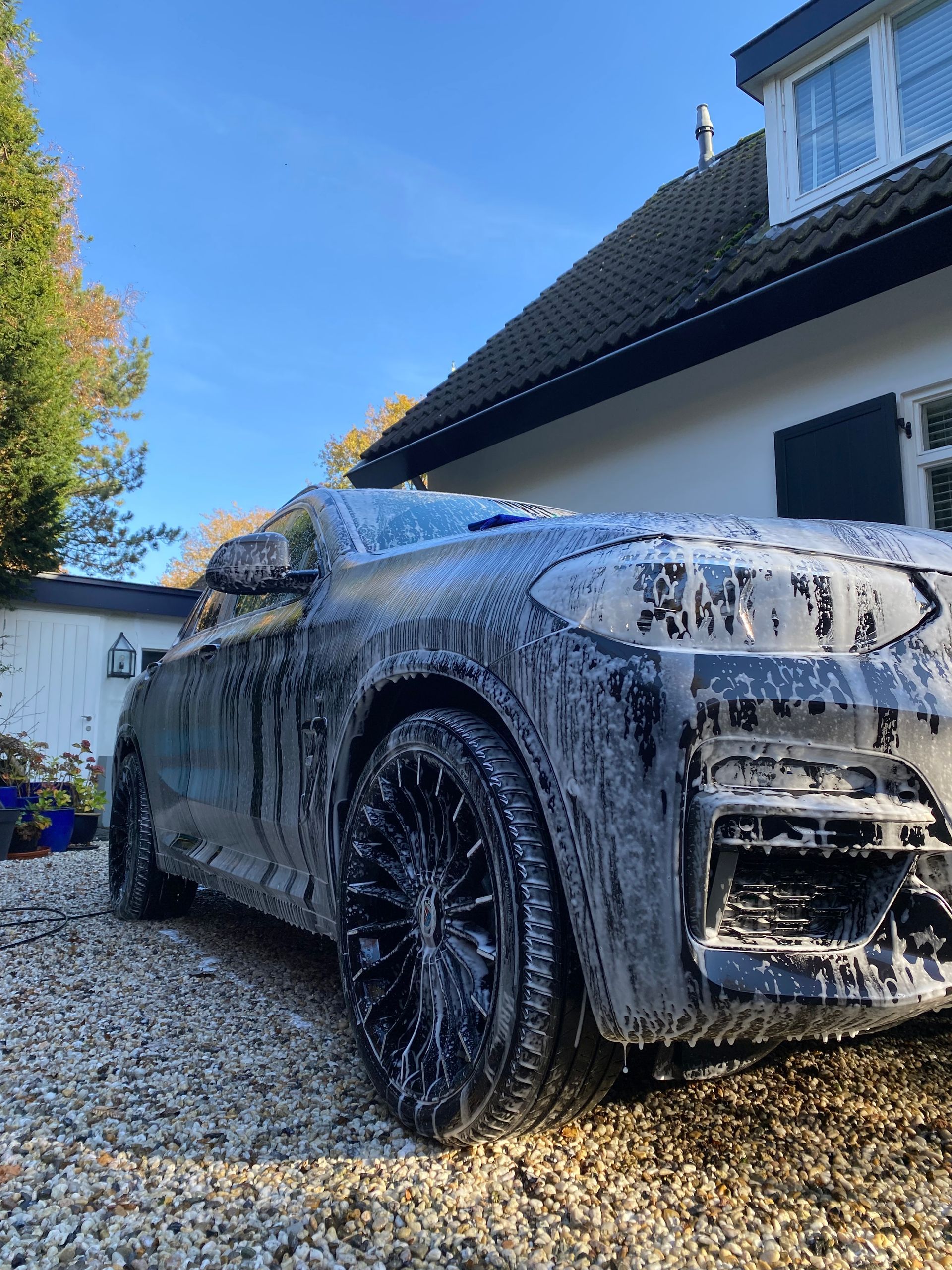 Auto wassen en poetsen op locatie in Het Gooi door Dewaswagen